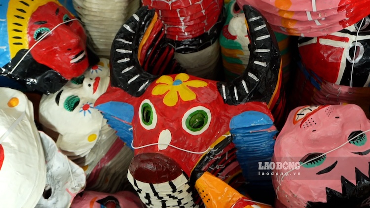 Nearly half a century of keeping the soul of Mid-Autumn Festival through paper masks