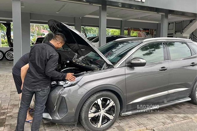Checking old cars, although necessary, is only relative when the car history can be completely hidden. Photo: Khanh Linh
