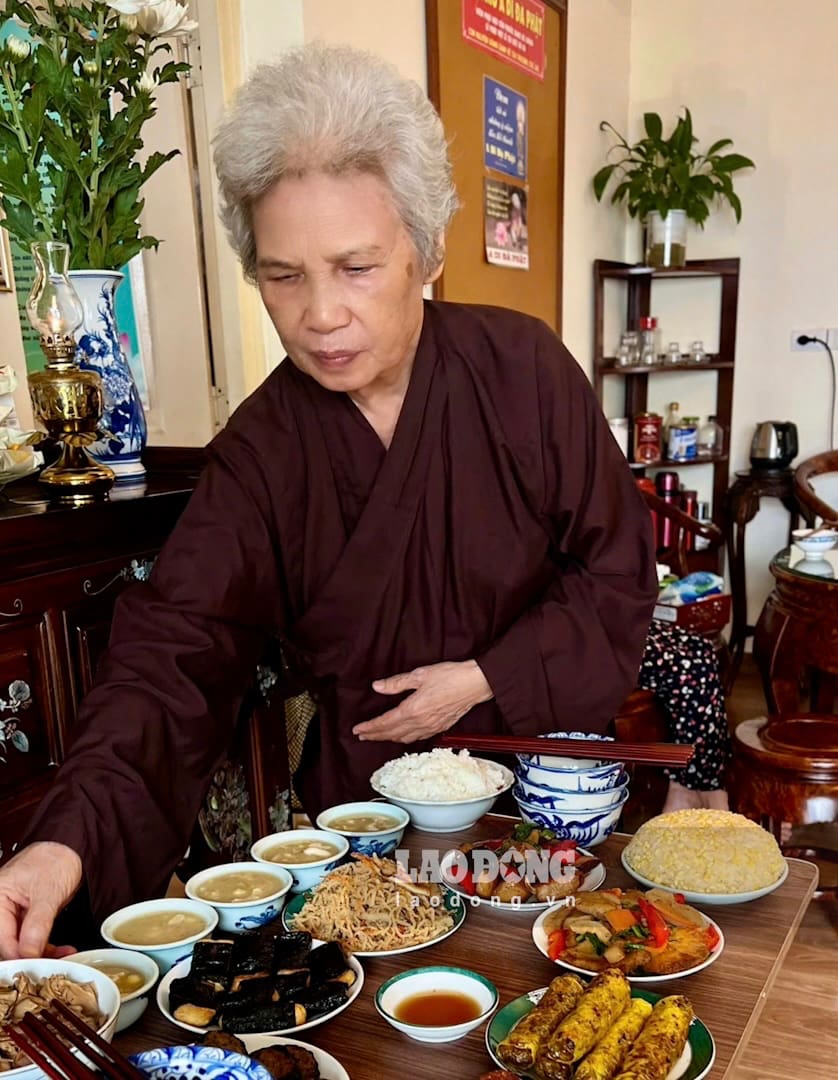 Các món ăn được bà Ninh sắp xếp gọn gàng trên mâm cơm ngày Rằm. Ảnh: Huyền Anh