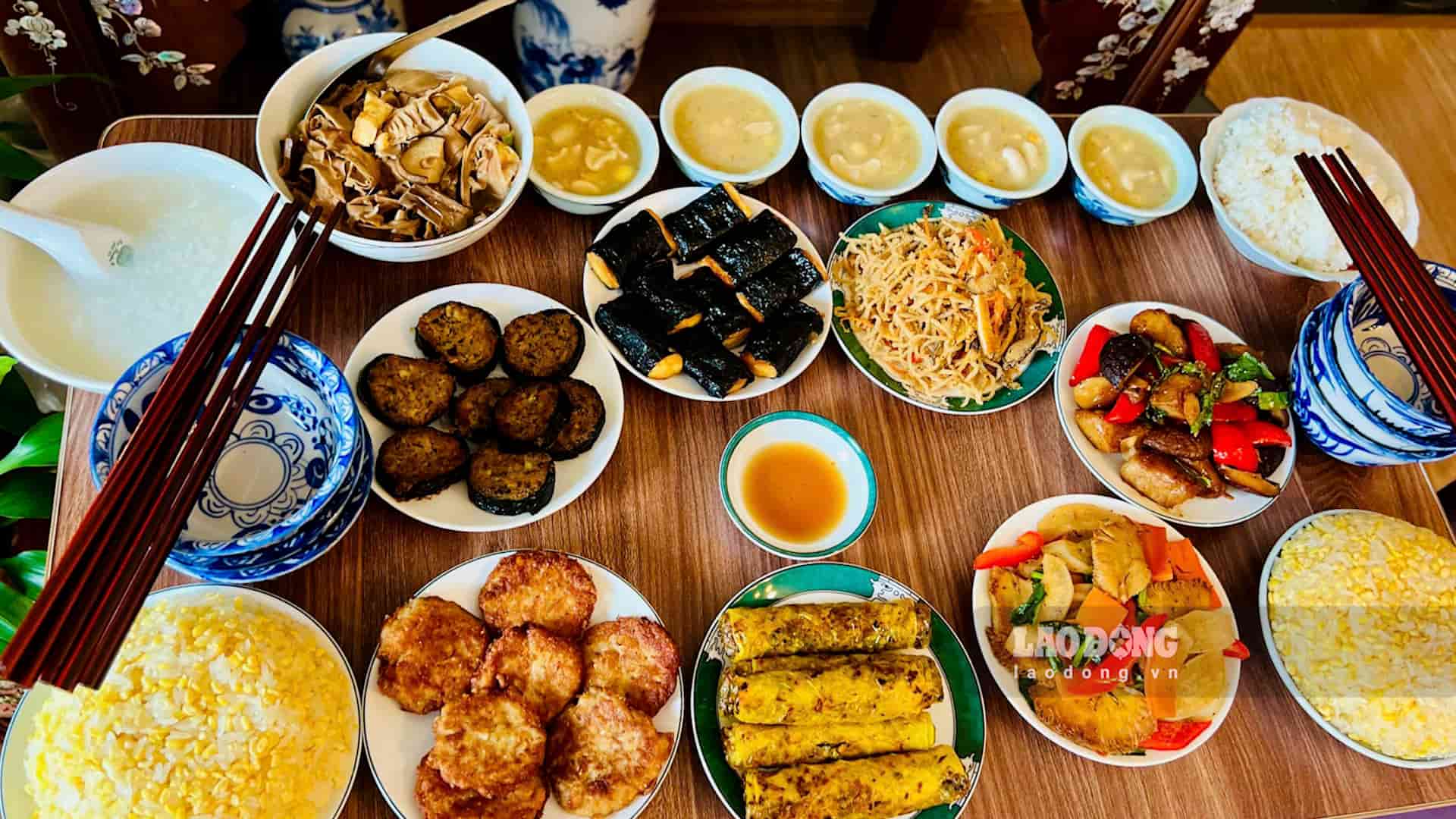 Vegetarian feast prepared by Mrs. Nguyen Thi Ninh (Hanoi) to commemorate her ancestors and deceased relatives. Photo: Huyen Anh