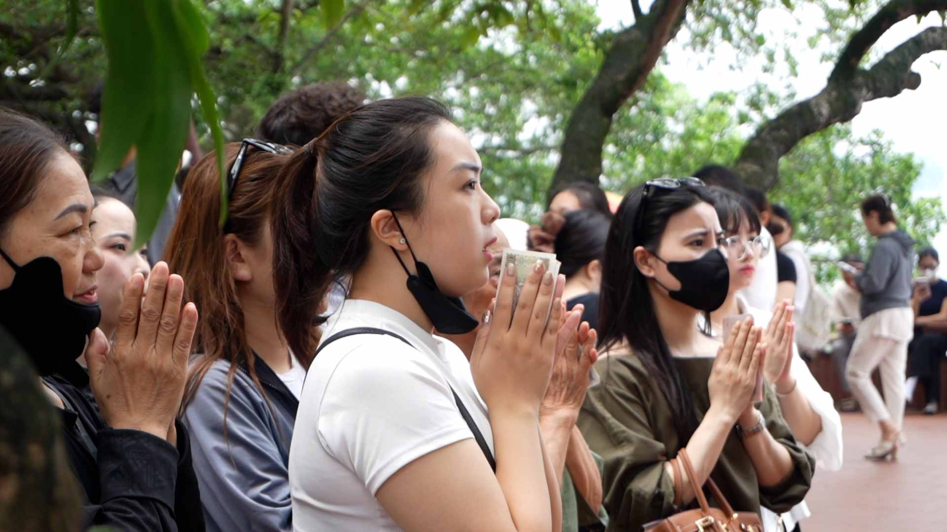 7월 보름날 떠이호 사당은 사람들로 가득 찼습니다