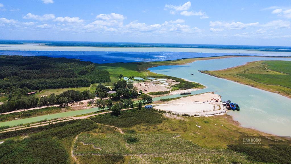 Dau Tieng Lake lacks water, risk of interrupting downstream water sources. Photo: Huynh Du