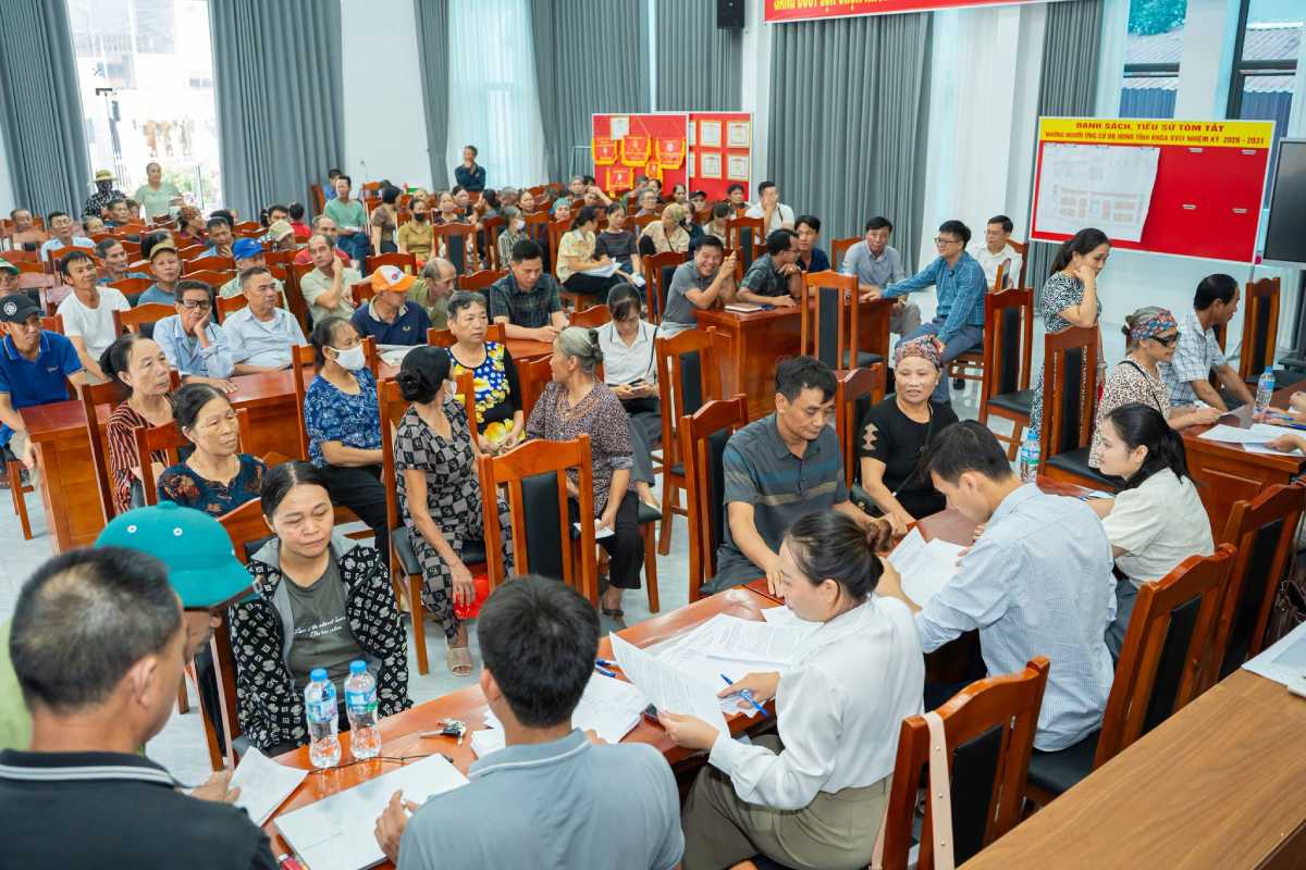 The Project Management Board for Construction Investment of Hoan Long commune, Hung Yen province organizes the payment of compensation and support for site clearance to implement the Ring Road 4 - Hanoi Capital Region Construction Investment Project. Photo: Hoan Long commune