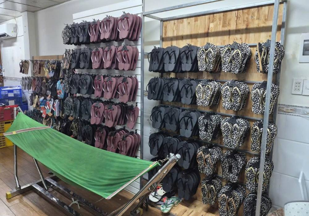 Triệt phá đường dây buôn bán dép giả Havaianas, thu giữ hơn 11.000 đôi. Ảnh: Công an TPHCM