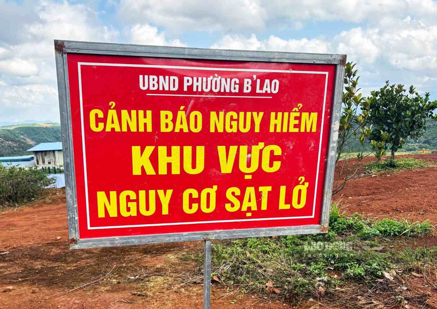 B'Lao Ward warns of landslide risk at land adjacent to Loc Son Industrial Park. Photo: Hoai Thanh