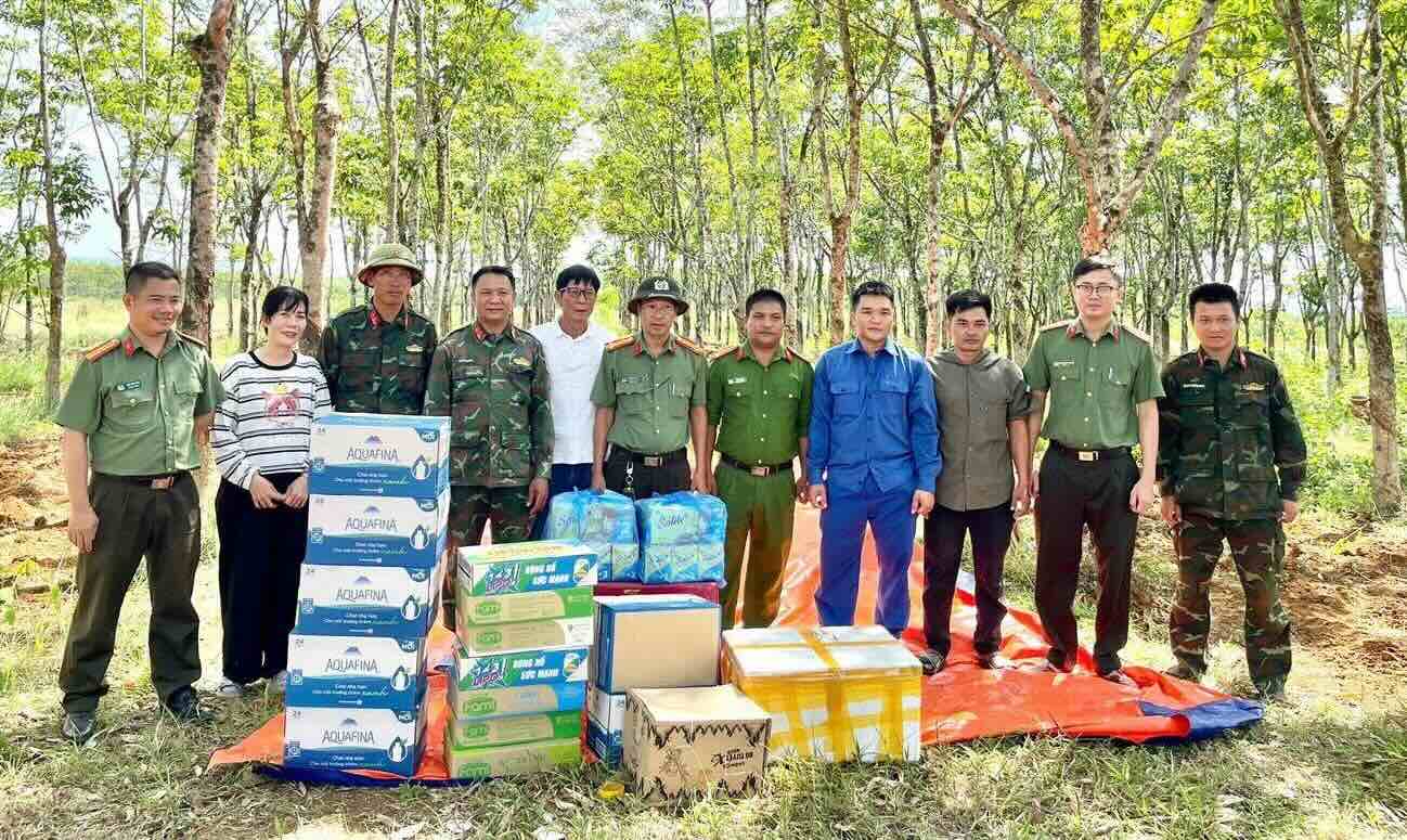 Con Tien Commune Police and philanthropists present necessities and encourage officers and soldiers of Division 968 who are searching for and repatriating martyrs' remains at Con Tien base. Photo: Con Tien Commune Police