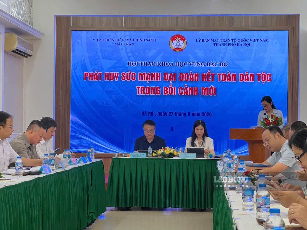 Mr. Le Cao Thang - Director of the Institute of Strategy and Policy of the Fatherland Front and Ms. Tran Thi Phuong Hoa - Standing Vice Chairman of the Vietnam Fatherland Front Committee of Hanoi City chaired the workshop. Photo: Minh Huong.