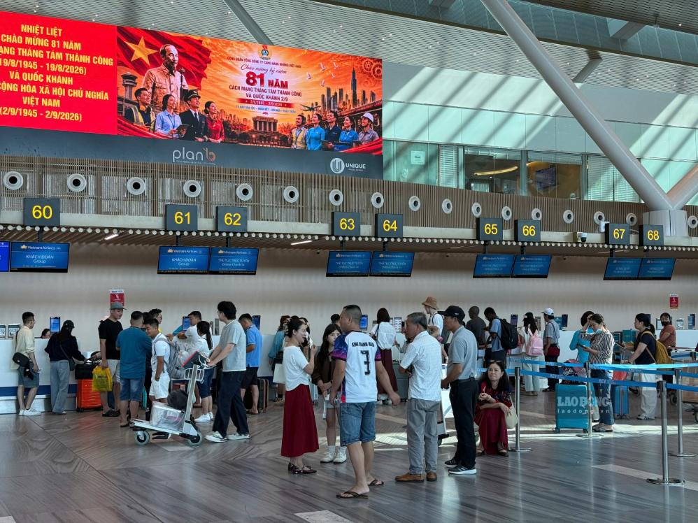 Tan Son Nhat is expected to welcome up to 135,000 passengers/day during the peak National Day of September 2nd. Photo: Anh Tu