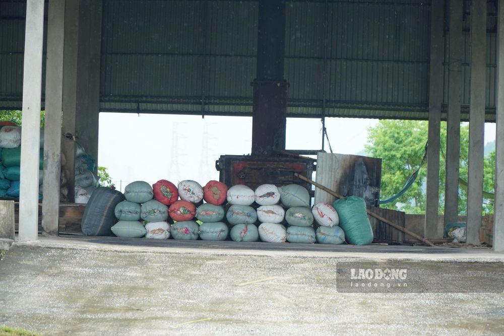 Các hạng mục bên trong lò đốt rác ở xã Triệu Lộc xuống cấp, thậm chí trở thành nơi chứa đồ đạc, vật dụng của người dân. Ảnh: Quách Du