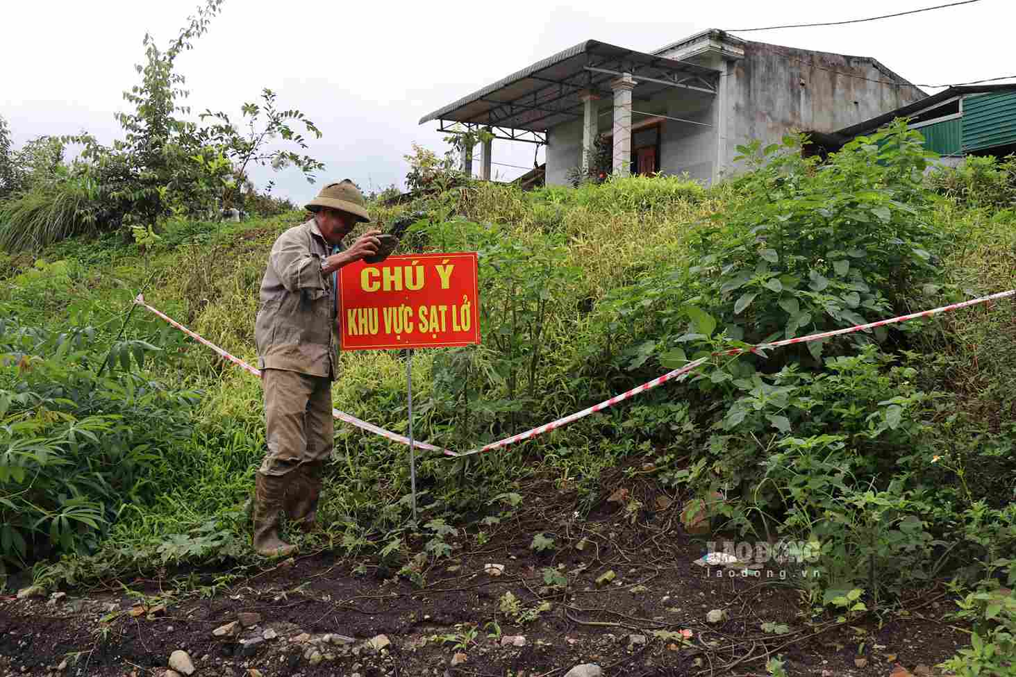 The area where cracks appear poses a risk of landslides, threatening many households. Photo: Thanh Nguyen