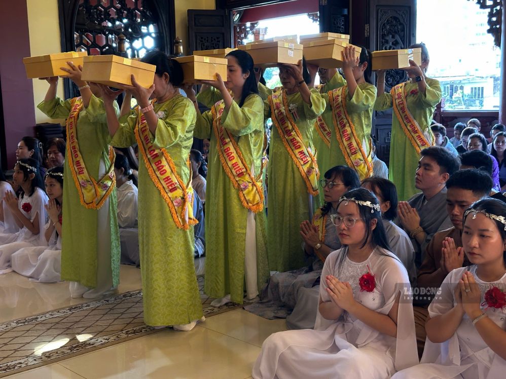 Đại lễ Vu lan với nhiều nghi thức truyền thống như dâng hoa mừng Đại lễ, “Bông hồng cài áo”, cảm niệm Vu Lan, dâng y cúng dường chư tăng. Ảnh: Mai Anh