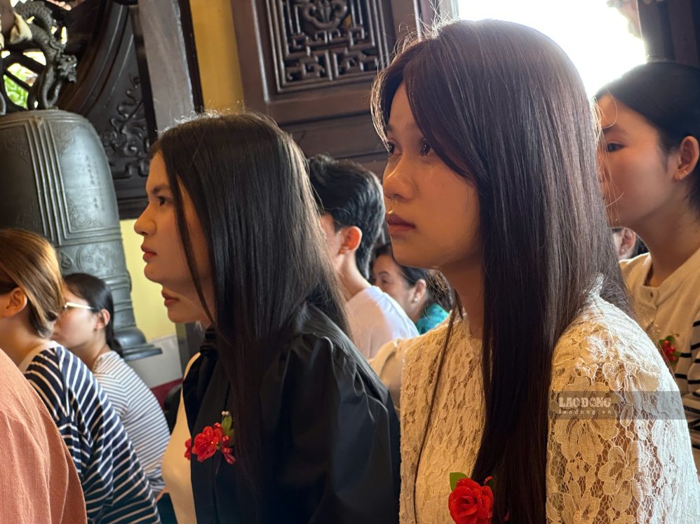 Nước mắt rơi trên nhành hoa cài áo mùa Vu Lan ở TPHCM