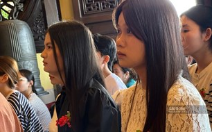 Nước mắt rơi trên nhành hoa cài áo mùa Vu Lan ở TPHCM
