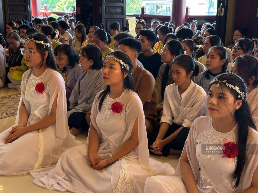 Đông đảo người dân, phật tử đến dự lễ Vu lan tại chùa Pháp Hoa (phường Nhiêu Lộc). Ảnh: Mai Anh