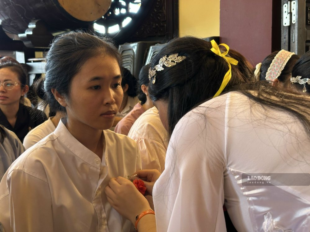 Hình ảnh xúc động khi bông hồng cài lên ngực áo. Ảnh: Mai Anh