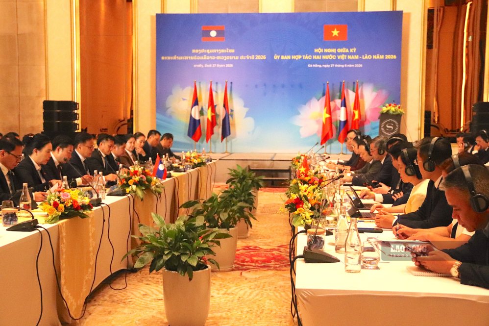 Đoàn đại biểu hai nước Việt Nam và Lào tham dự phiên họp chính thức chiều 27.8. Ảnh: Nguyễn Linh