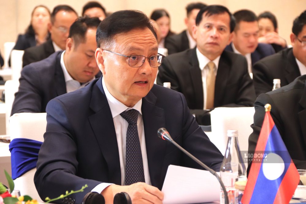 Phó Thủ tướng Lào Santiphab Phomvihane phát biểu bổ sung về định hướng liên kết mới. Ảnh: Nguyễn Linh 