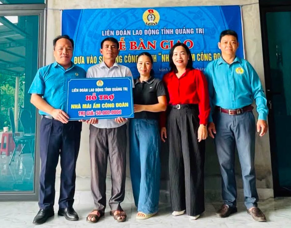 The Trade Union supports 100 million VND to help 3 union members in housing difficulties. Photo: Quang Tri Trade Union