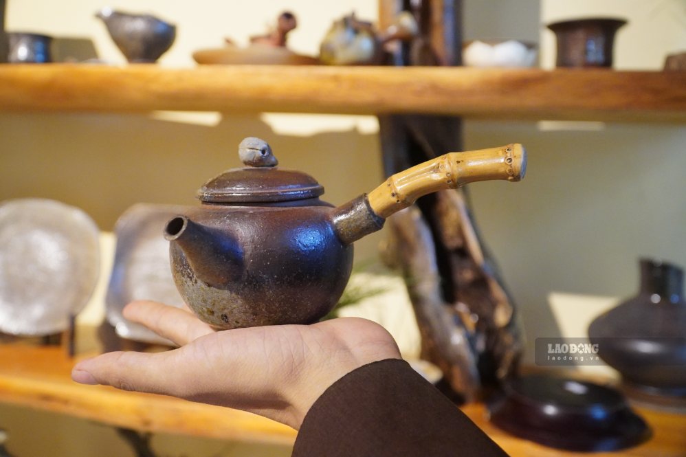 Tác phẩm gốm gợi hình ảnh chiếc mõ tại chùa. Ảnh: HAC