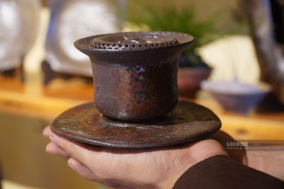 Mỗi tác phẩm gốm đều mang nét riêng, đưa người xem trở về chốn bình yên, quen thuộc. Ảnh: HAC