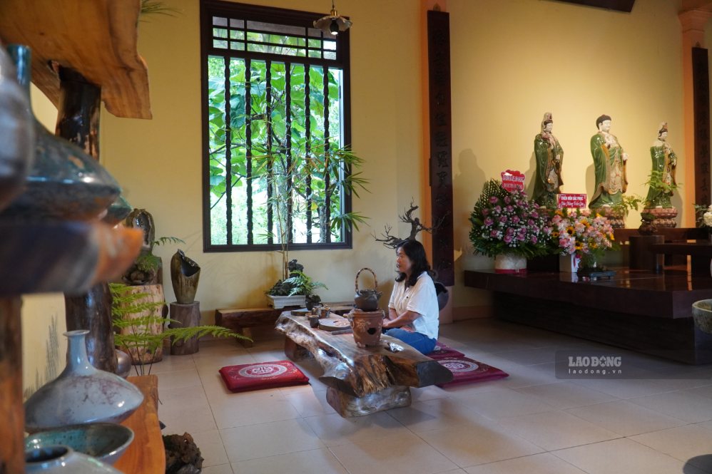 Chị Hồng Cẩm là người thường xuyên có mặt tại các triển lãm gốm tại chùa Tăng Hội. Ảnh: HAC