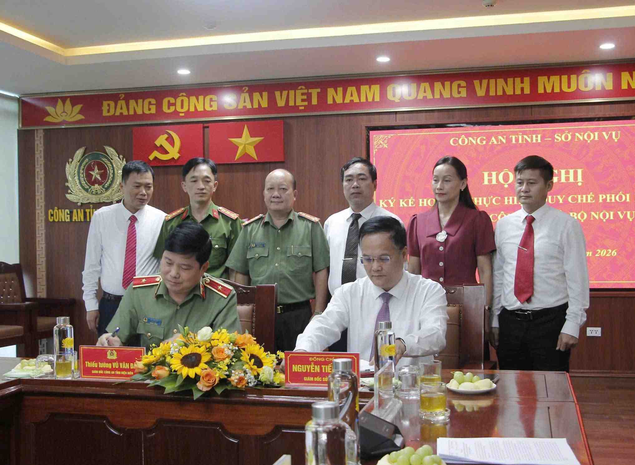 Leaders of the Provincial Police and the Department of Home Affairs sign a plan to coordinate in ensuring social order and safety. Photo: Dien Bien Police