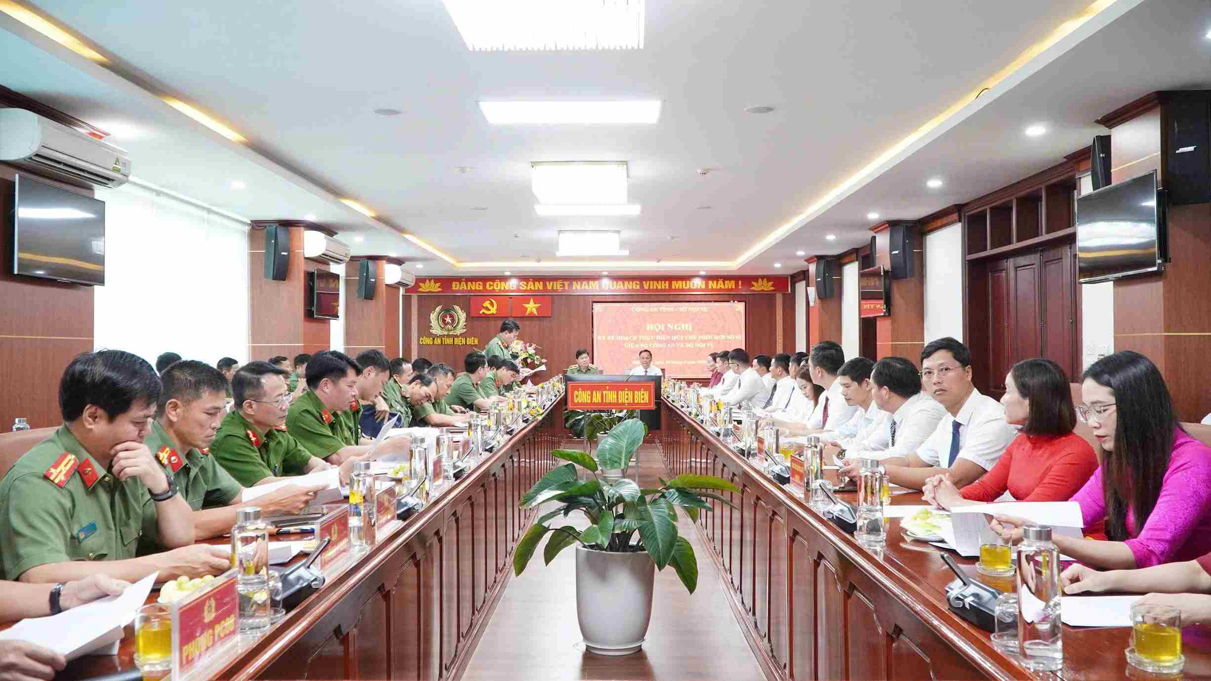 Toàn cảnh lễ ký kết giữa 2 đơn vị. Ảnh: Công an Điện Biên
