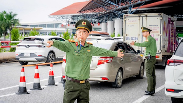 Tăng cường kiểm soát an ninh tại sân bay Nội Bài dịp lễ 2.9. Ảnh: Phan Công/Cảng Nội Bài