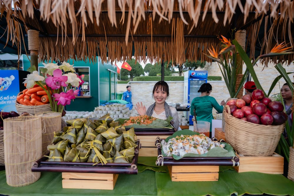 Thưởng thức các món ăn, đặc sản địa phương trênn đỉnh núi Bà Đen. Ảnh: Thanh Sơn