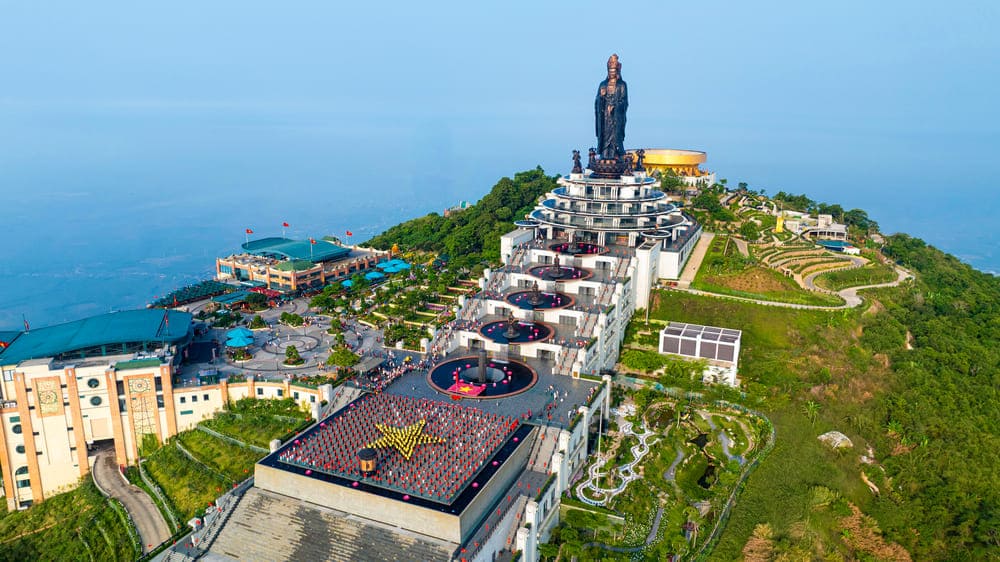 Điểm nhấn của ngày Tết Độc lập là Lễ thượng cờ sáng ngày 2.9 tại Quảng trường đỉnh núi. Ảnh: Thanh Sơn