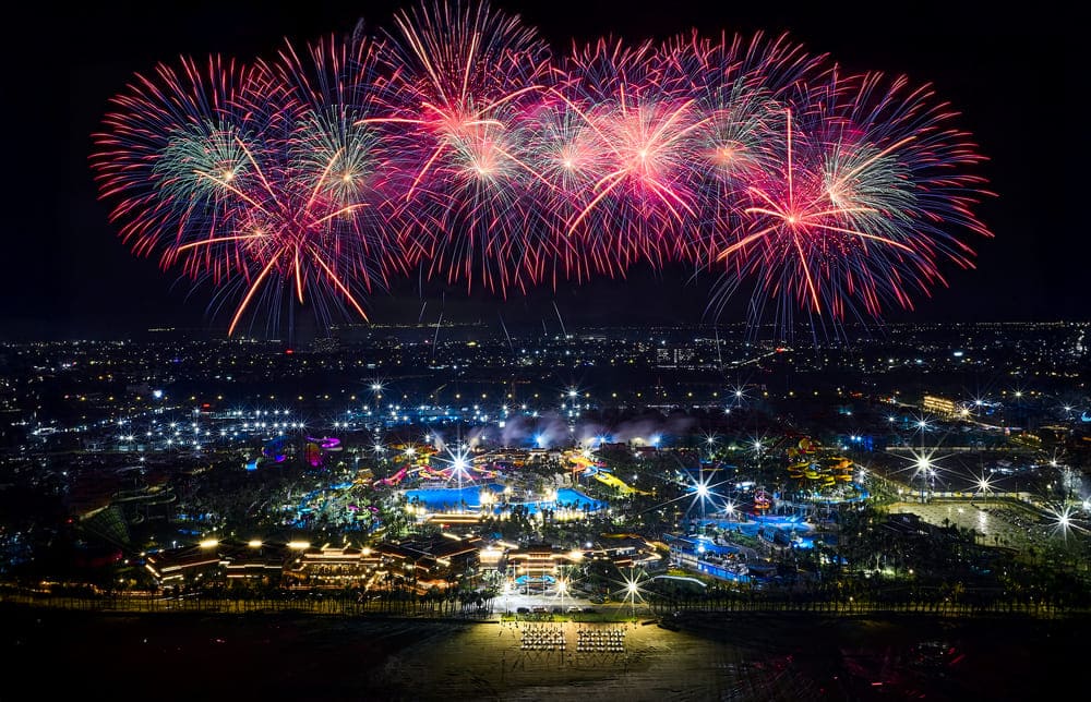 Tourists have the opportunity to experience a spectacular high-altitude fireworks display at Vung Tau Water Park. Photo: Thanh Son