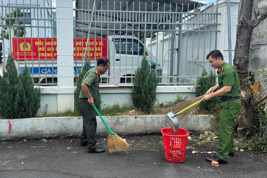 Đoàn viên Chi đoàn Công an xã Nam Ninh Hòa (Khánh Hòa) đã tổ chức dọn dẹp vệ sinh đoạn đường trước trụ sở đơn vị. Ảnh: Cổng TTĐT Công an tỉnh Khánh Hòa
