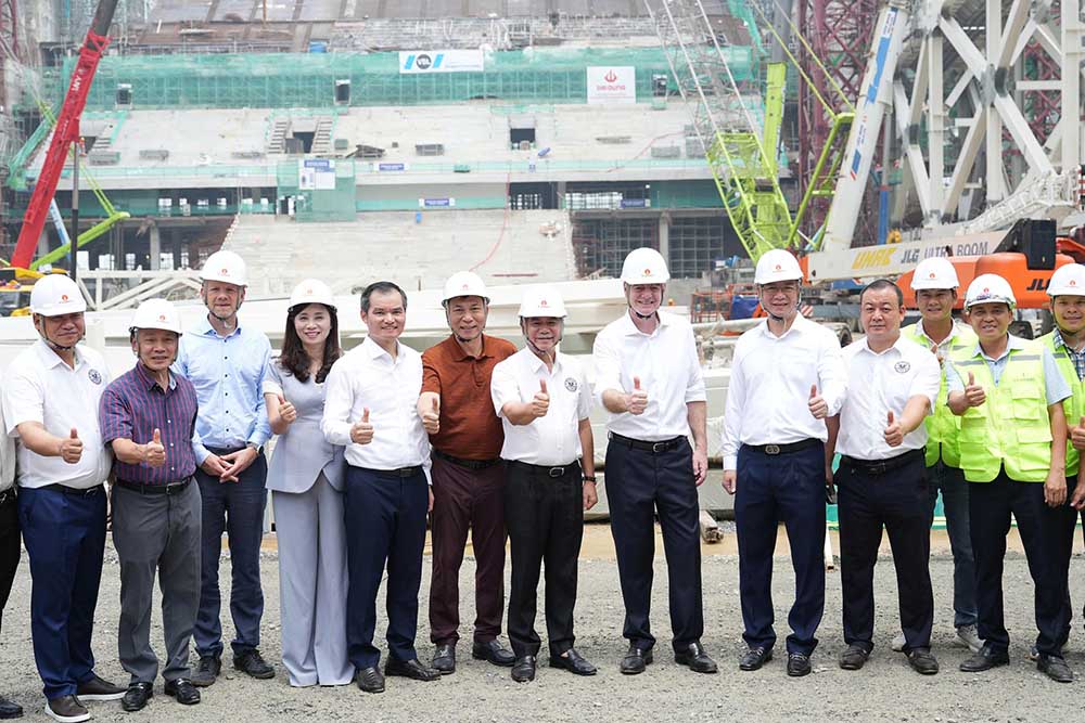 Chủ tịch FIFA tham quan dự án sân vận động có sức chứa khoảng 60.000 chỗ ngồi tại PVF. Ảnh: PVF