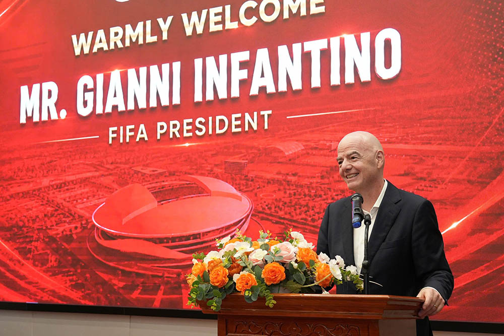 La visite au PVF aide le président de la FIFA à avoir une vision supplémentaire du potentiel de développement du football vietnamien. Photo: PVF