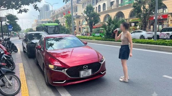 Khách thuê xe tự lái cần kiểm tra kỹ trước khi ký hợp đồng thuê. Ảnh: Minh Hạnh