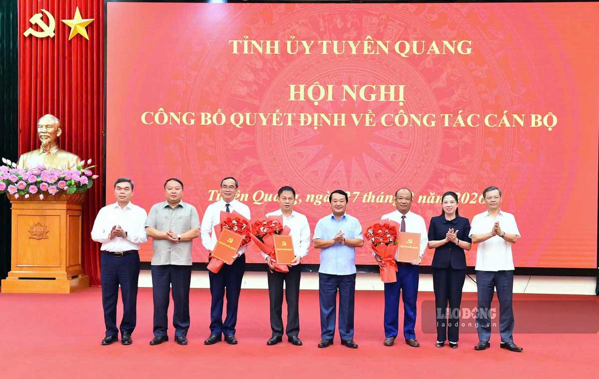 Leaders of Tuyen Quang Provincial Party Committee present decisions and flowers to congratulate personnel appointed to participate in the Provincial Party Committee Executive Committee. Photo: Thanh Phuc