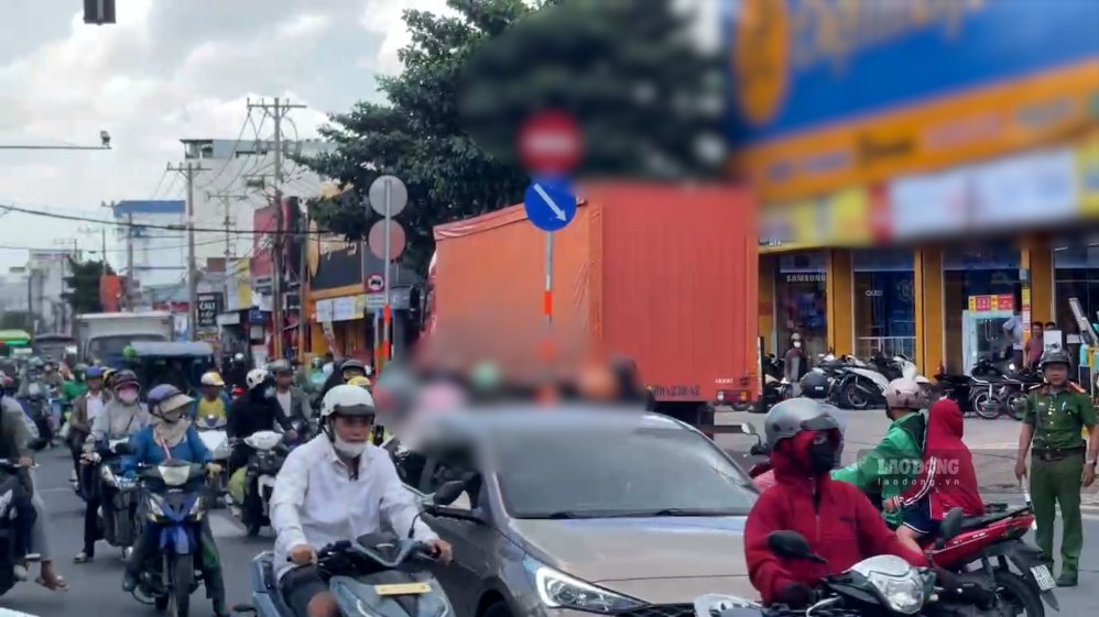 Truck and motorbike accident kills 2 people, Le Van Khuong street congestion. Photo: Anh Tu