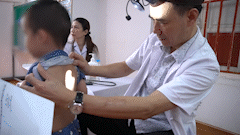 Hanoï examine la santé des élèves, détecte rapidement les pathologies et la scoliose.