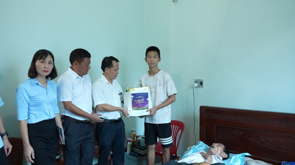 Đại diện BTC chương trình nghệ thuật Vu Lan báo hiếu “Ơn nghĩa sinh thành” và đại diện Vinataba Thanh Hoá tới thăm hỏi và động viên bố con em Mai Tiến Sỹ. Ảnh: Ban tổ chức “Ơn nghĩa sinh thành”