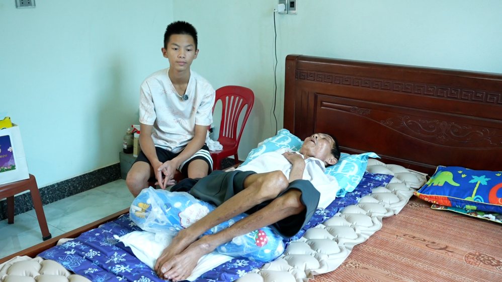 Mai Tien Sy has been absent from school for many days to take care of her father. Photo: Organizing Committee of "Gratitude for Birth