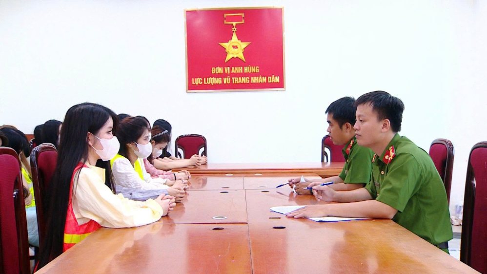 Công an lấy lời khai các đối tượng liên quan. Ảnh: Công an TP Hà Nội
