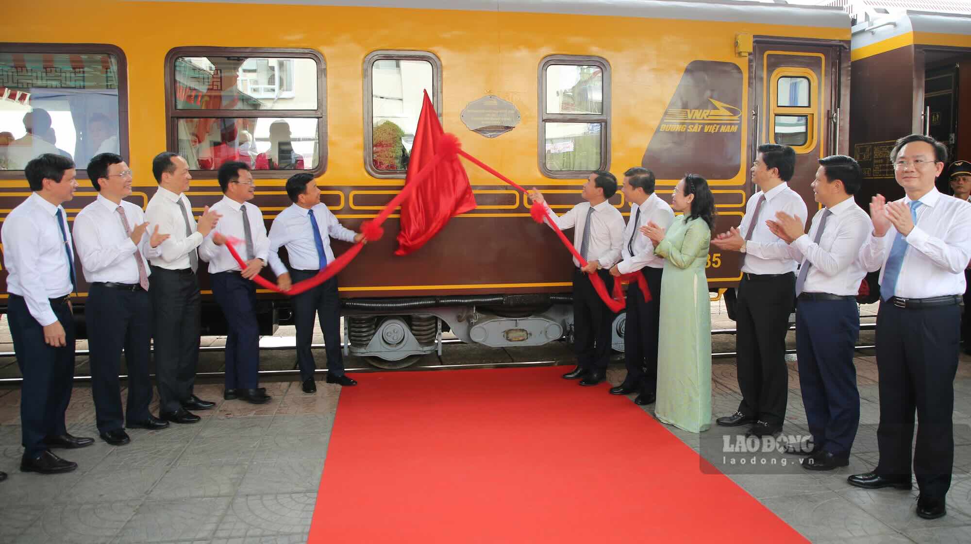 Opening of tourist boat connecting Quang Tri with Hue city. Photo: Trung Sang