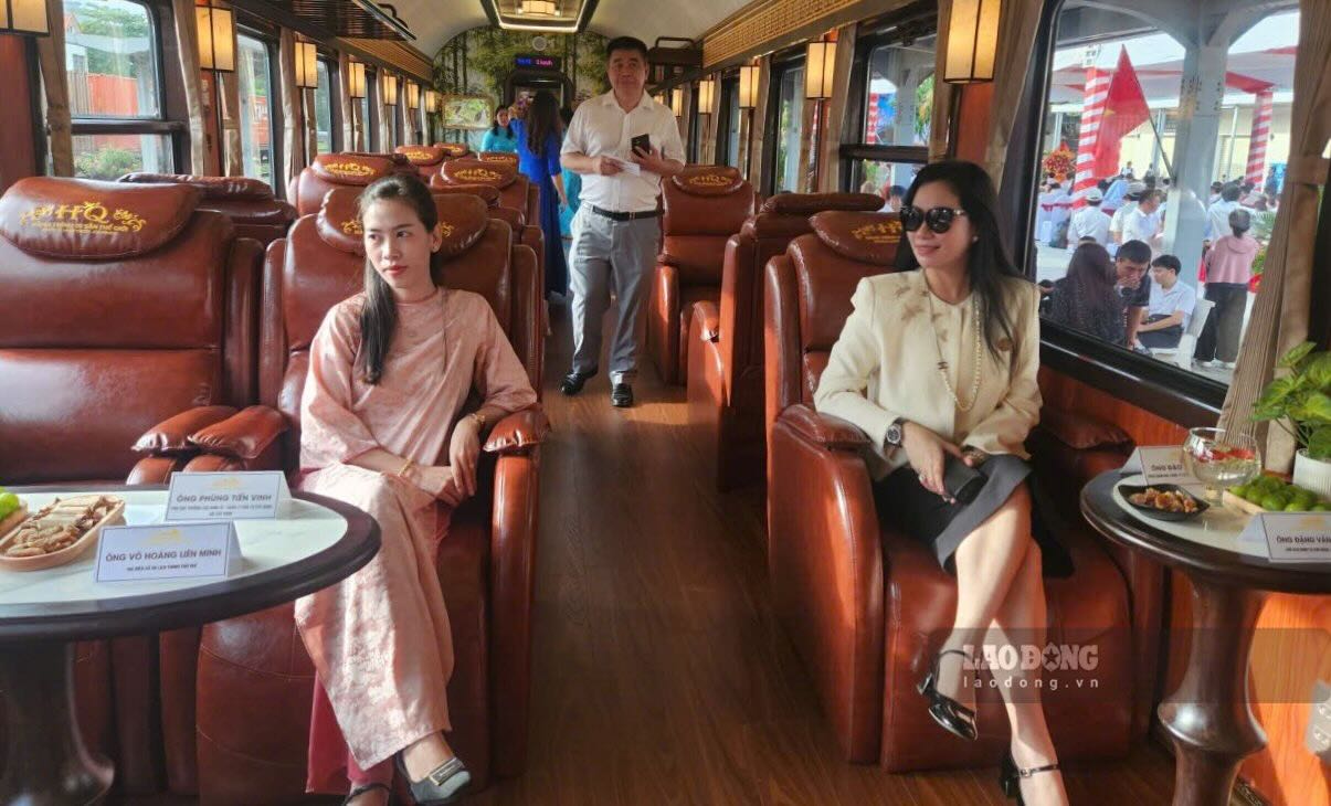 Hành khách trên chuyến tàu. Ảnh: Trung Sáng
