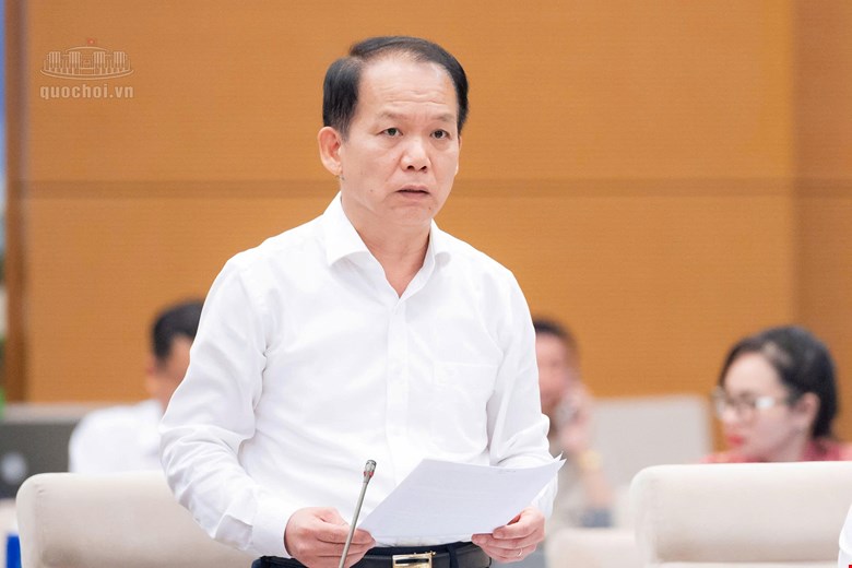 Le membre du Comité central du Parti, ministre de la Justice Hoàng Thanh Tùng présente un résumé du projet de loi sur les avocats (amendée). Photo: Quochoi. vn