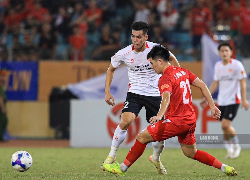 Hanoi Police Team and Ho Chi Minh City Police Team compete for the National Super Cup. Photo: Minh Dan