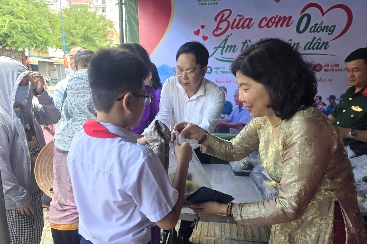 230 suất cơm miễn phí hỗ trợ các hoàn cảnh khó khăn phường Rạch Dừa