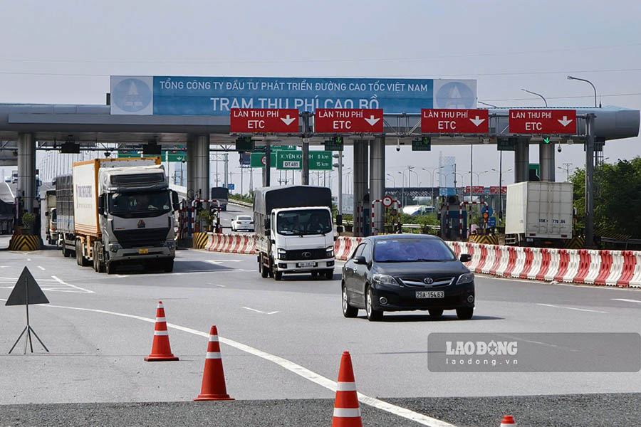 Ghi nhận tại khu vực Trạm thu phí Cao Bồ (tỉnh Ninh Bình), tổ công tác Đội CSGT đường bộ cao tốc số 3 - Cục CSGT, Bộ Công an phối hợp với Trung tâm điều hành cao tốc Mai Sơn - Quốc lộ 45 (Cục Đường bộ Việt Nam) thu thập hình ảnh các phương tiện vi phạm.