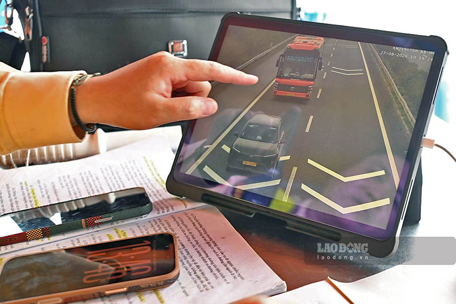 La police de la circulation montre aux conducteurs les images de l'infraction.
