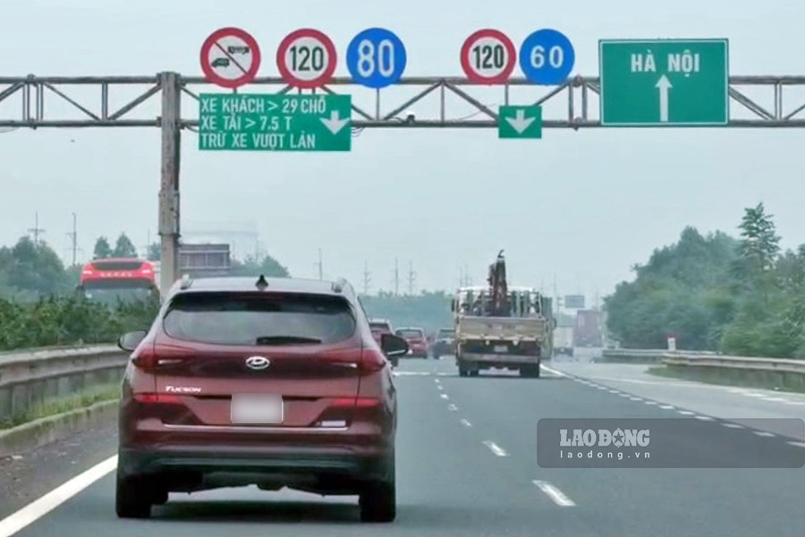 Tính đến 14h30 ngày 27.8, lực lượng tuần tra trên tuyến cao tốc Pháp Vân - Cầu Giẽ - Cao Bồ - Mai Sơn - Quốc lộ 45 - Nghi Sơn đã phát hiện, lập biên bản 8 trường hợp vi phạm. Mỗi trường hợp bị phạt tiền từ 4 - 6 triệu đồng và trừ 2 điểm giấy phép lái xe.