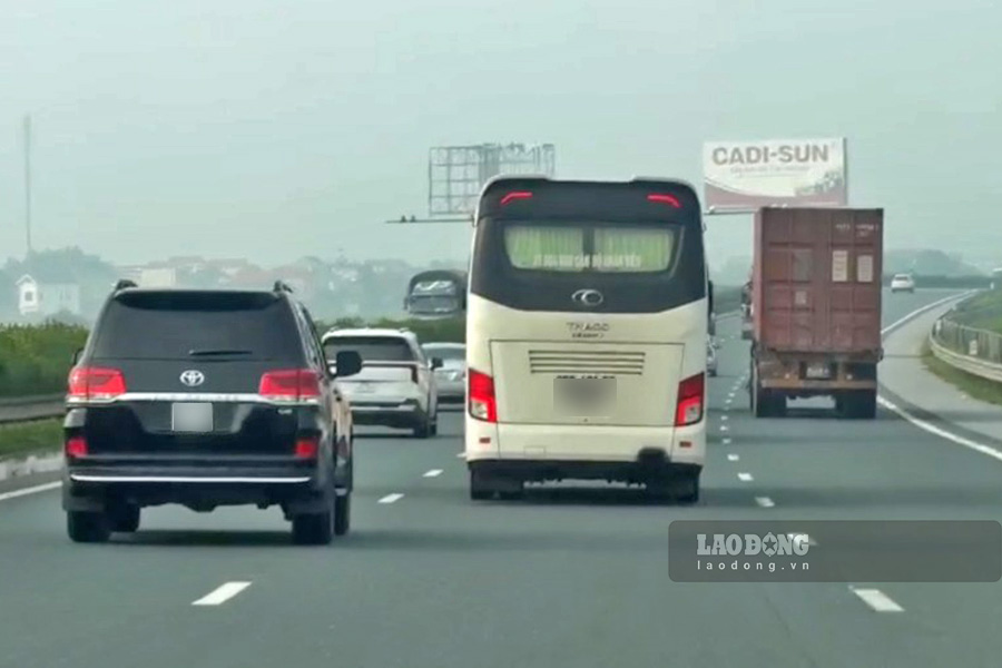 Còn theo Cục CSGT, thời gian tới, đơn vị sẽ kiến nghị ngành xây dựng chỉ đạo các đơn vị quản lý cầu đường tăng cường kẻ các điểm cảnh báo khoảng cách trên cao tốc. Việc này nhằm giúp tài xế dễ dàng nhận biết, chủ động duy trì khoảng cách an toàn với xe phía trước, qua đó hạn chế nguy cơ xảy ra tai nạn giao thông.